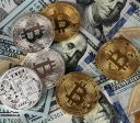 Trump assina lei que regulamenta criptoativos atrelados ao dólar