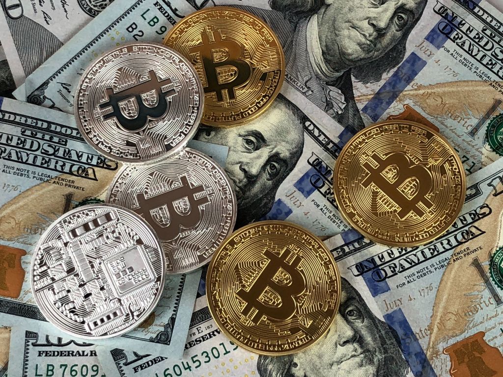 Trump assina lei que regulamenta criptoativos atrelados ao dólar | CNN  Brasil