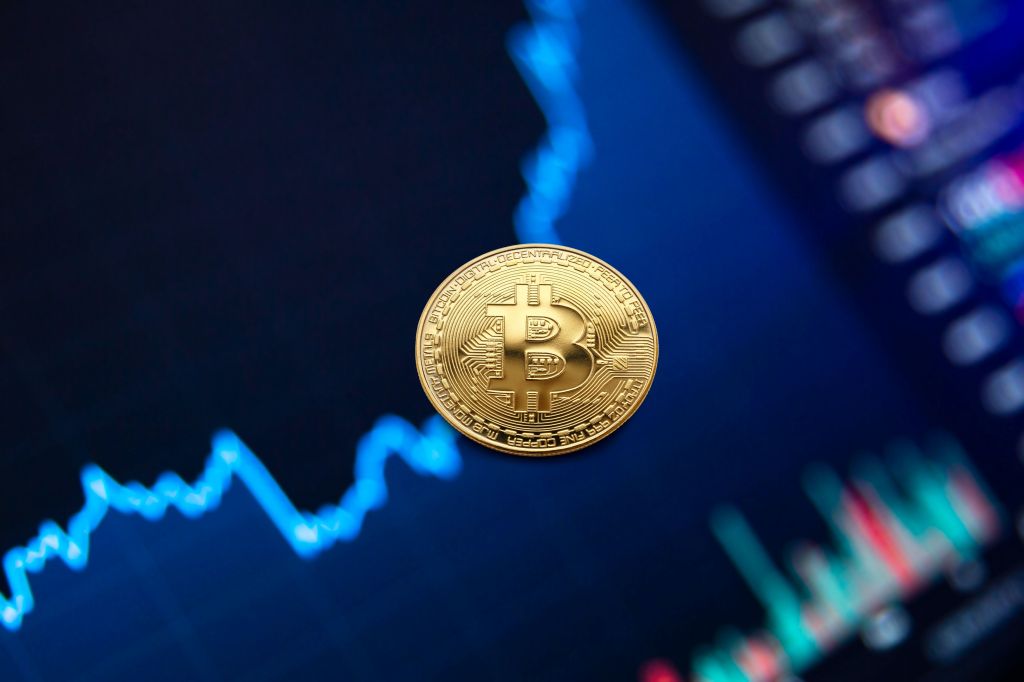 Mercado de bitcoin retoma patamar de US$ 1 trilhão | CNN Brasil