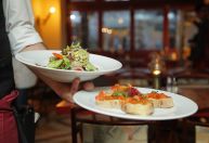 Bares e restaurantes devem criar 100 mil vagas de emprego no 2º semestre, diz associação