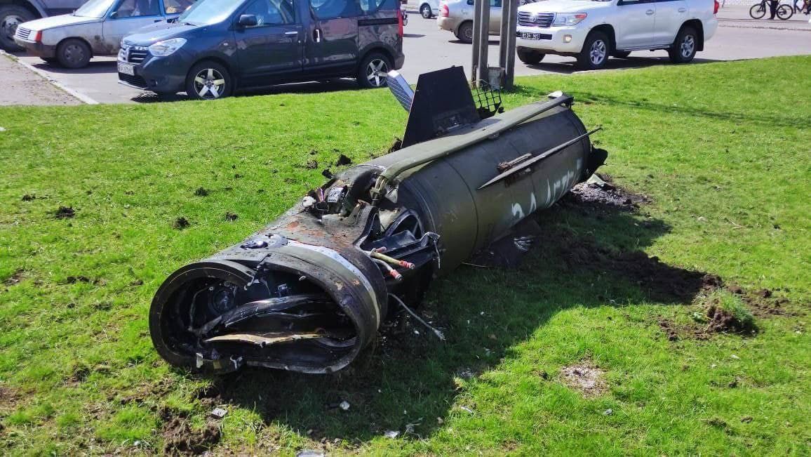 Destroços do míssil Tochka-U após ataque a estação de trem em Kramatorsk, no leste ucraniano.