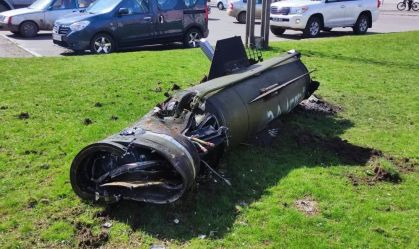 Destroços do míssil Tochka-U após ataque a estação de trem em Kramatorsk, no leste ucraniano.