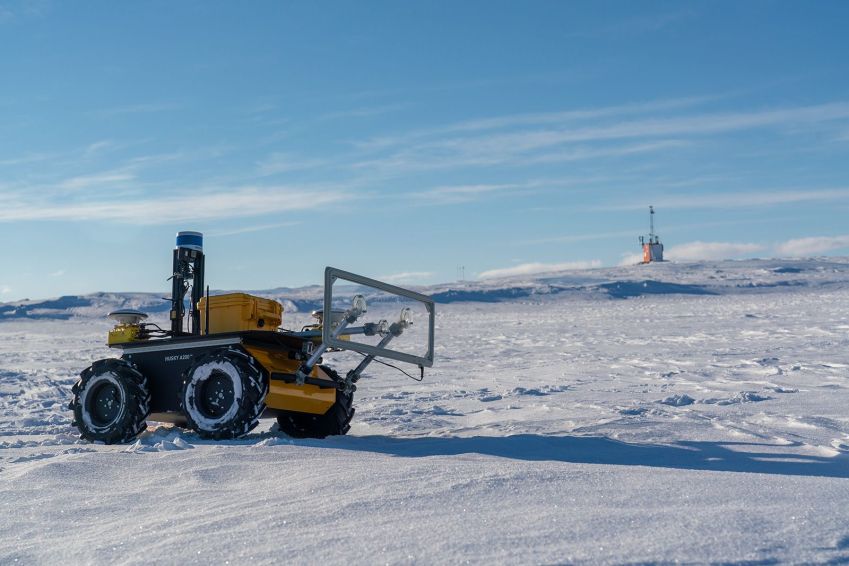 ECHO em frente ao observatório de pinguins na Antártica / Daniel P. Zitterbart