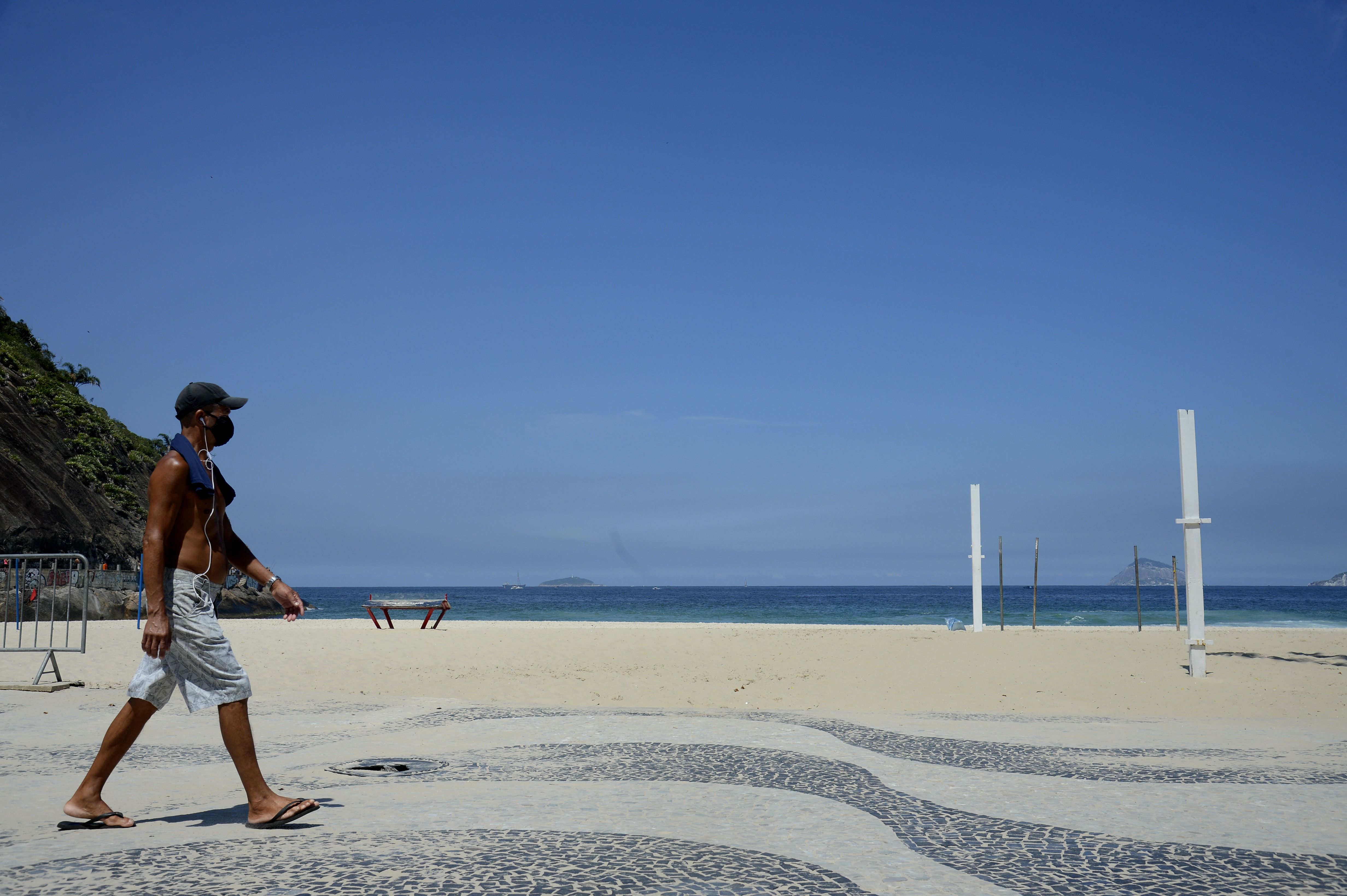 Praia do Leme vazia, após decreto com restrições para evitar o avanço da Covid-19.