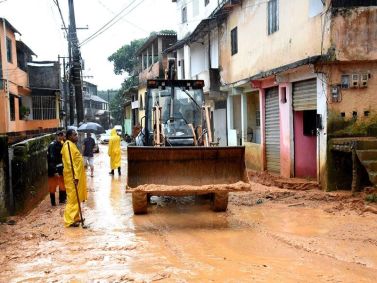 Prefeitura de Angra desobstrui ruas da cidade após chuvas fortes