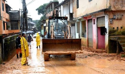 Prefeitura de Angra desobstrui ruas da cidade após chuvas fortes
