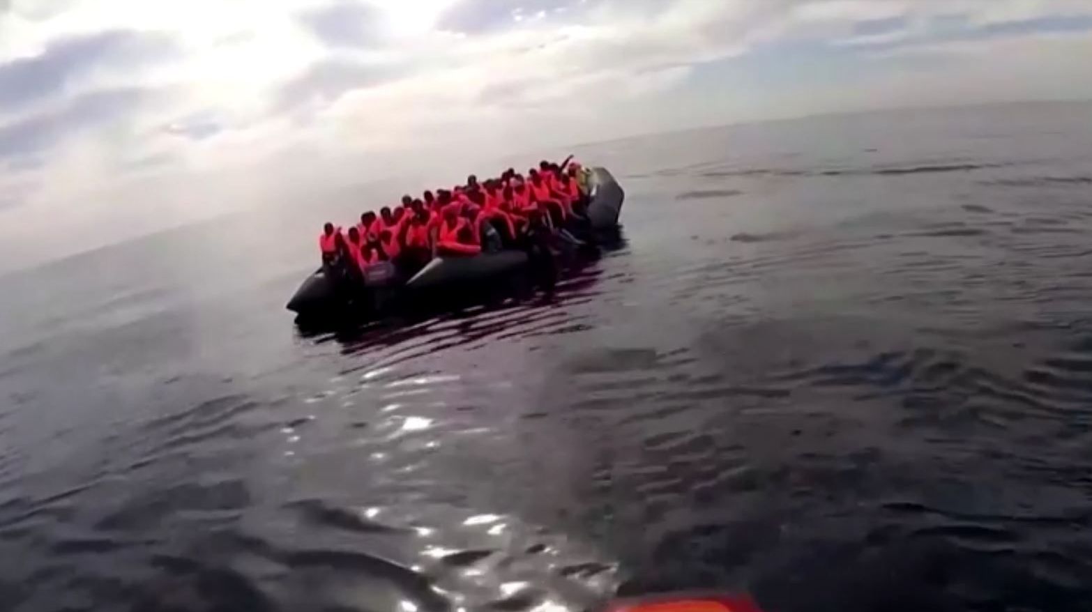 Refugiados e imigrantes são resgatados no Mediterrâneo, em maio de 2022