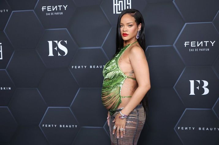 Rihanna posa para uma foto em um evento da Fenty em Los Angeles, em fevereiro / Getty Images