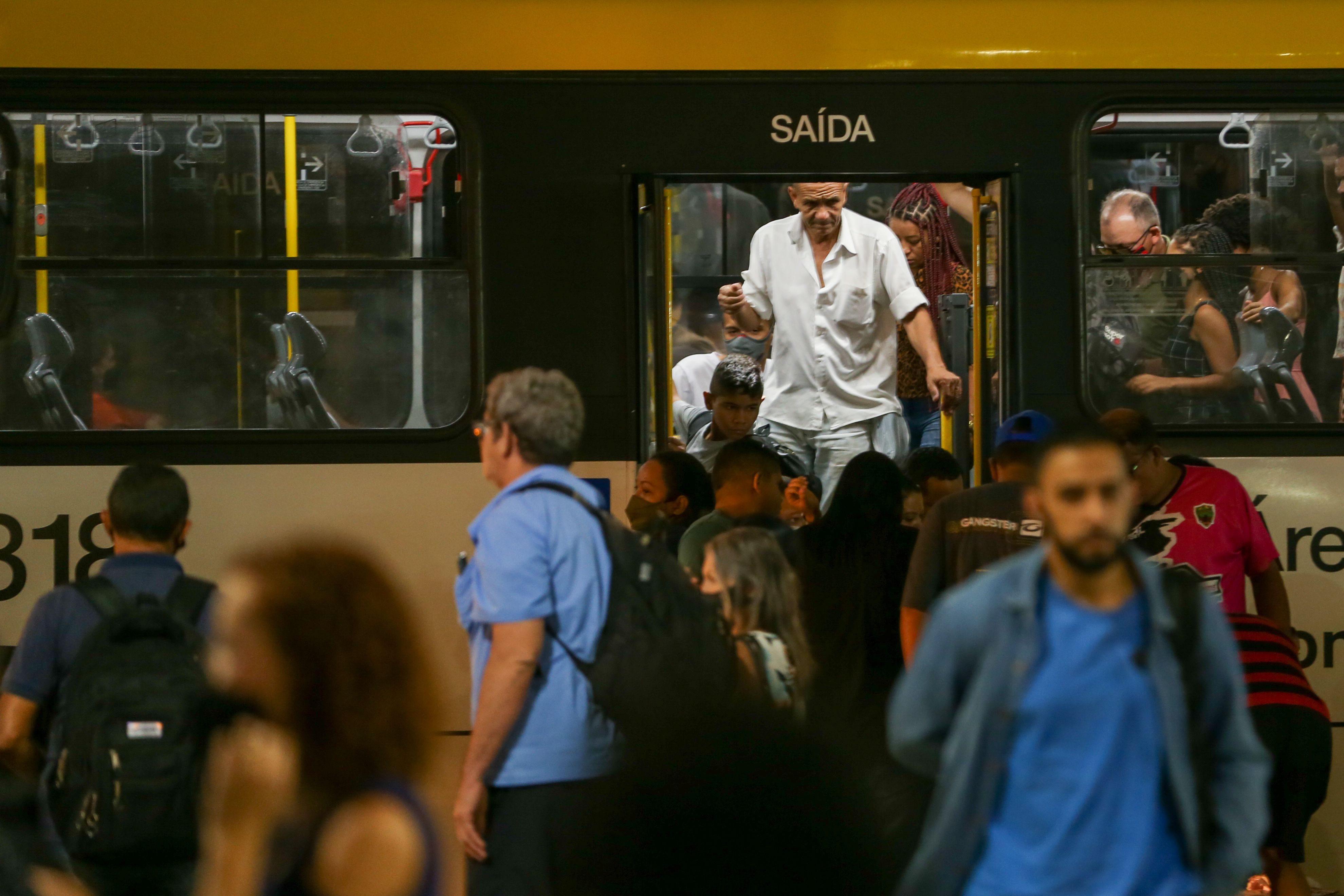 A Rodoviária de Brasília é o encontro dos Eixos Monumental e Rodoviário. | ônibus | transporte público | ruas | pessoas | covid-19