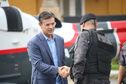 Rodrigo Garcia em cerimônia com PM