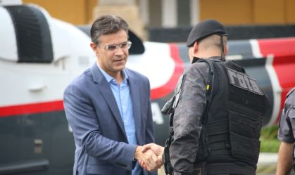 Rodrigo Garcia em cerimônia com PM