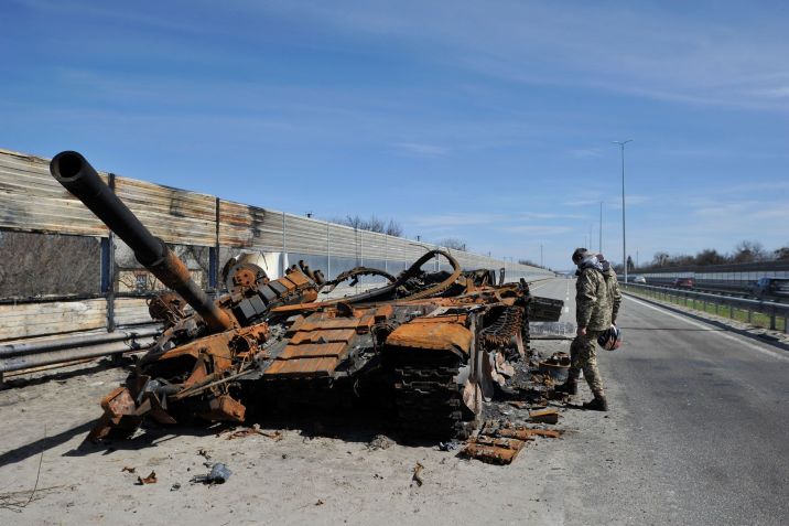 Homem inspeciona tanque destruído do exército russo, a cerca de 40 km a oeste de Kiev, capital da Ucrânia / SOPA Images/LightRocket via Gett