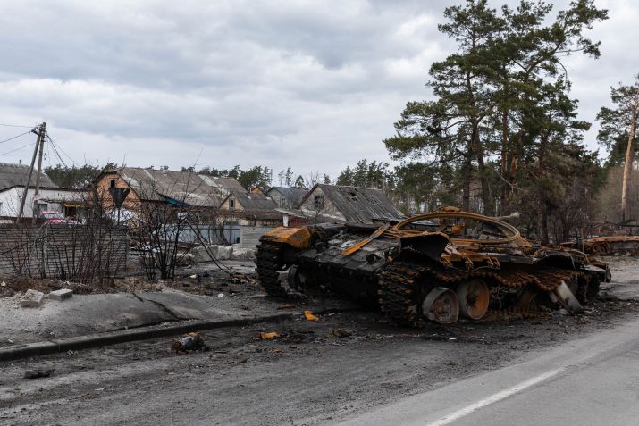 Tanque russo destruído em um vilarejo em Dmytrivka, na Ucrânia / Alex Chan Tsz Yuk / SOPA Images/