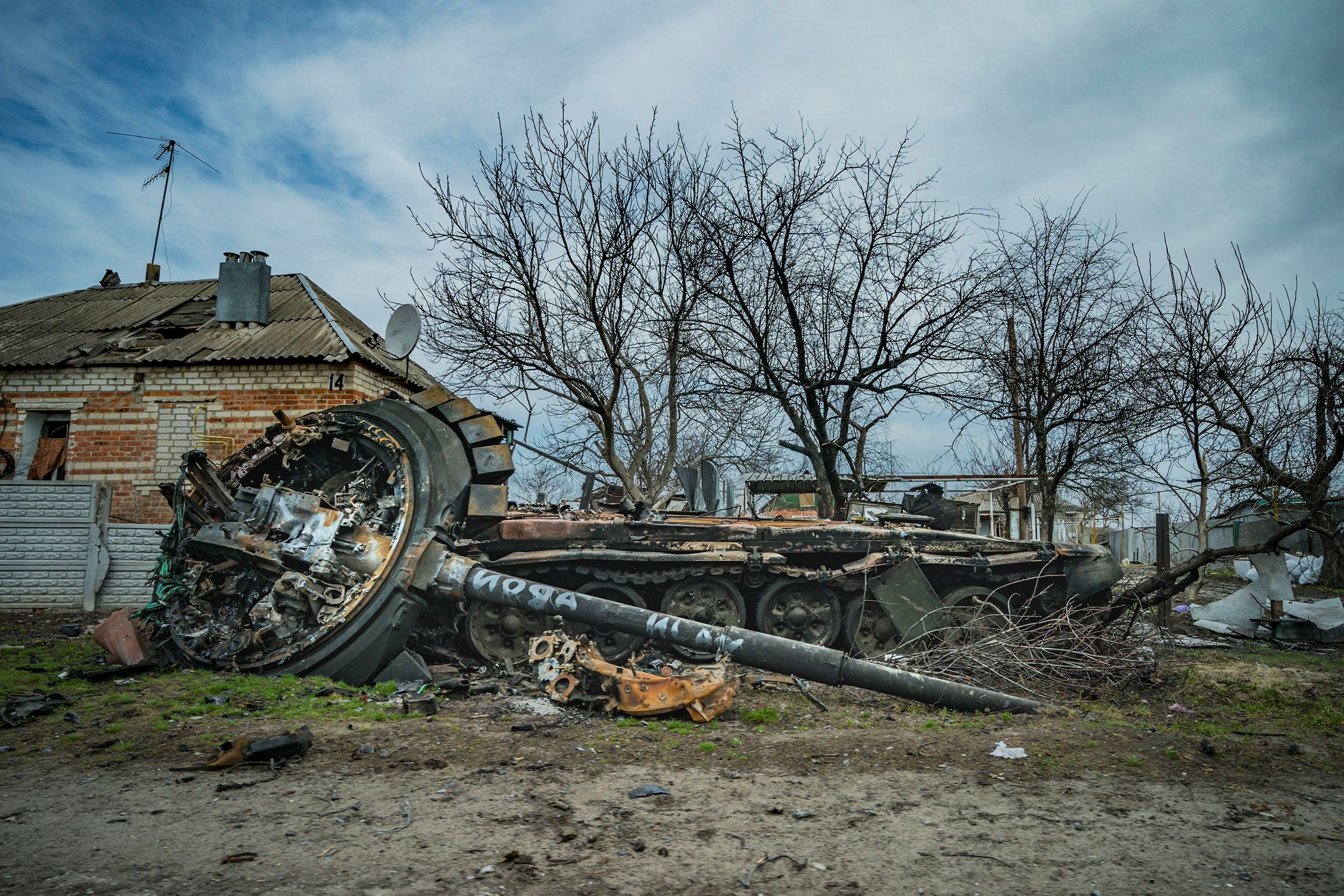 Tanque russo destruído em batalha em Kharkiv, na Ucrânia / Celestino Arce via Reuters Conne