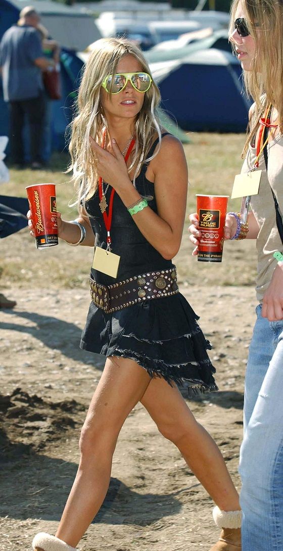 Sienna Miller no Glastonbury Festival, em 2004 / PA Images via Getty Images