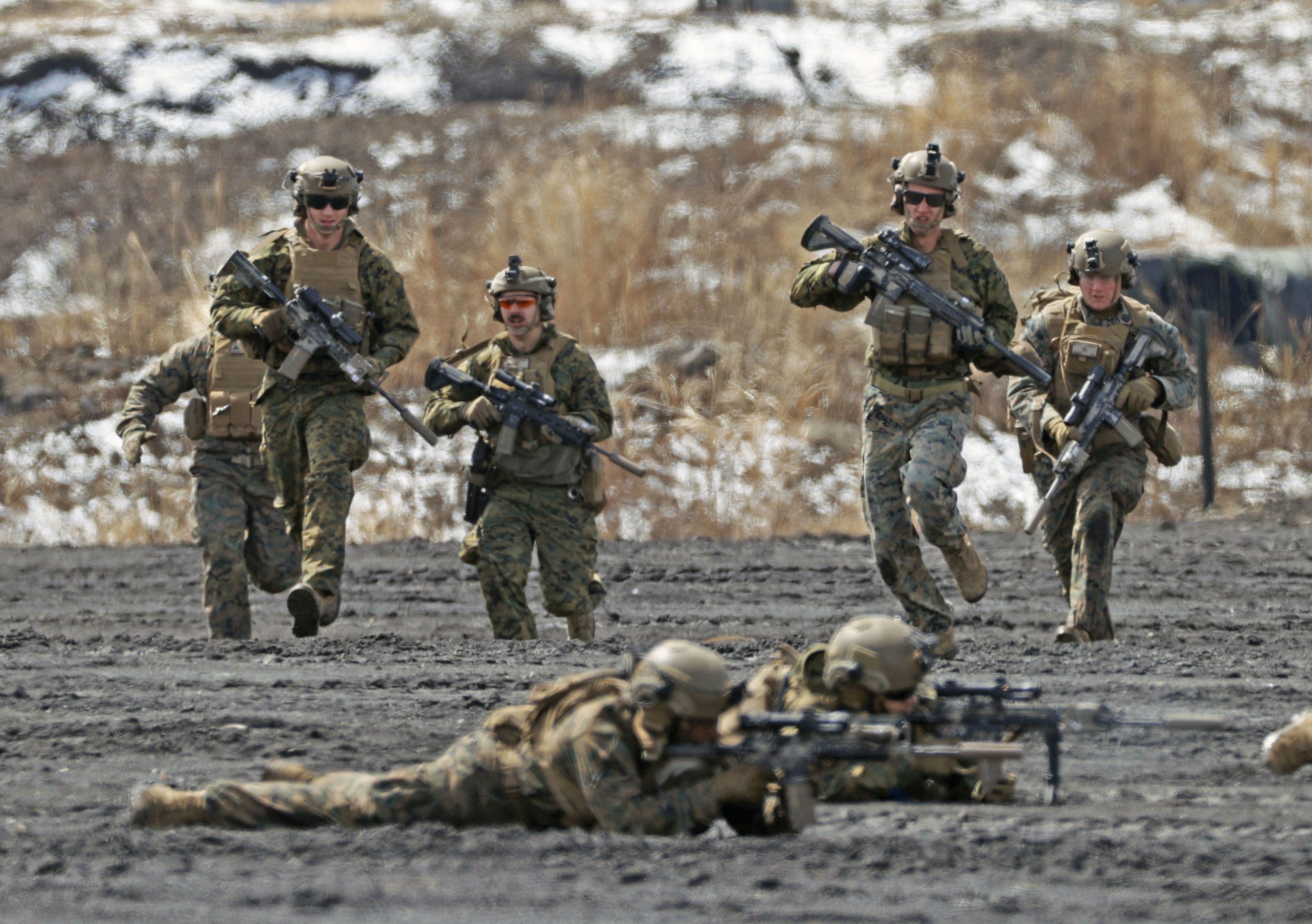 Oficiais da Marinha dos EUA se juntam a militares japoneses em exercícios anfíbios conjuntos / Kyodo News via Getty Images