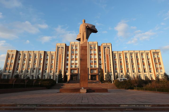 Fachada do Conselho Municipal de Tiraspol, capital da Transnístria, na Moldávia / Alexander Hassenstein/UEFA/Getty Images