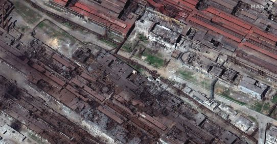 Usina de aço em Mariupol teve telhados totalmente destruídos