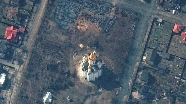 Local ao lado de igreja fotografada por satélite mostra valas comuns com corpos de civis em Bucha, na Ucrânia • Foto: Maxar Technologies/Divulgação via REUTERS