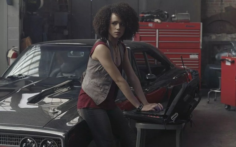 Nathalie Emmanuel como a personagem Ramsey/ Divulgação