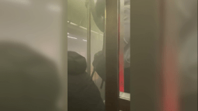 Imagens mostram fumaça no interior do metrô de NY; bombeiros foram chamados para a estação na 36th Street, no Brooklyn, por volta das 8h30