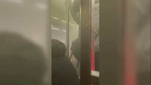 Imagens mostram fumaça no interior do metrô de NY; bombeiros foram chamados para a estação na 36th Street, no Brooklyn, por volta das 8h30