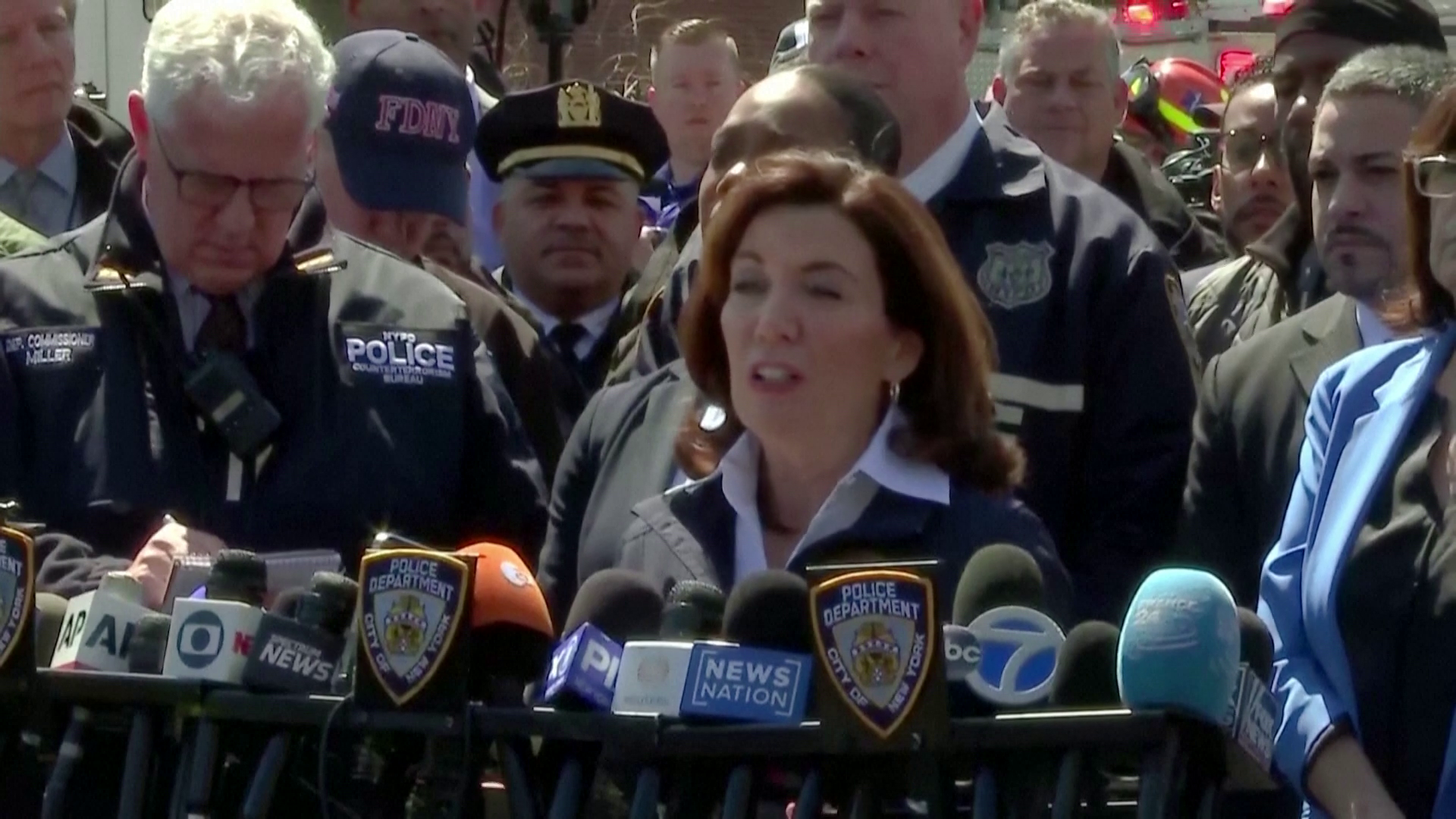 A governadora de Nova York, Kathy Hochul fala durante coletiva nesta terça-feira (12)