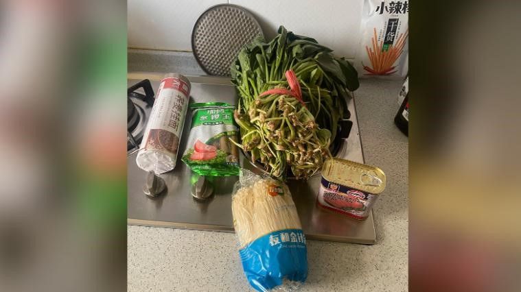 Um pacote de alimentos do governo enviado aos moradores de Xangai / Rodrigo Zeidan
