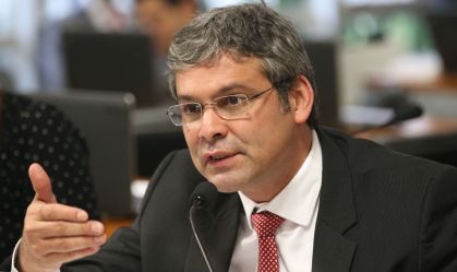 Lindbergh vai entregar à PF dossiê contra Eduardo por atuação nos EUA