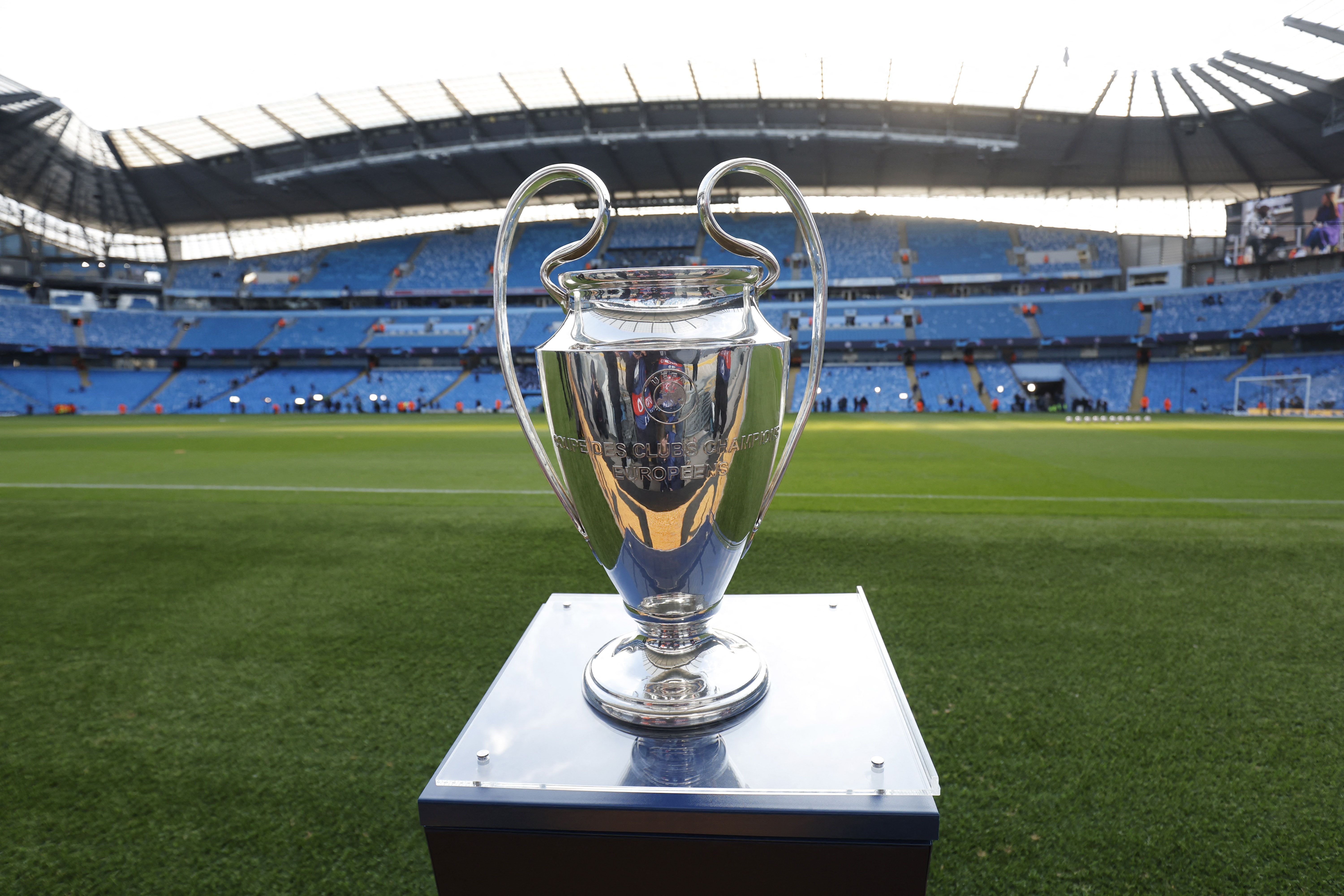 Troféu da Liga dos Campeões da Uefa é exposto em Manchester antes de partida entre Manchester City e Real Madrid
