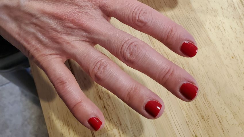 A redatora de tecnologia sênior da CNN Business, Rachel Metz, testou recentemente o robô de pintura de unhas da Clockwork em uma loja local da Target/ Reprodução/Noah Brezel