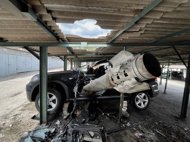 Um foguete Smerch alojado em um carro em Kharkiv. / Alex Platt / CNN