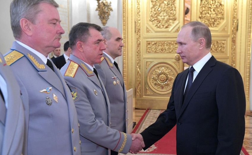 Vladimir Putin aperta a mão de Zhuravlyov no Kremlin em Moscou em 23 de março de 2017. / Reprodução / Kremlin