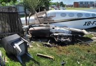 Passageiros saem ilesos após avião cair em quintal de casa nos EUA
