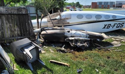 Passageiros saem ilesos após avião cair em quintal de casa nos EUA