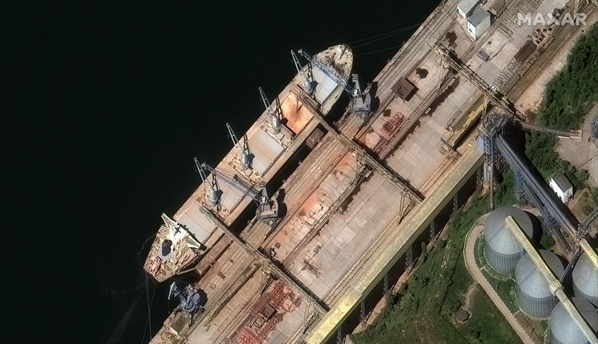 Uma imagem de satélite da Maxar Technologies mostra grãos sendo carregados no casco do navio de bandeira russa Matros Pozynich na Crimeia / Maxar