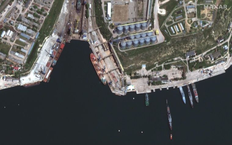 Em 21 de maio, o navio russo Matros Koshka foi visto no porto de Sevasopol nesta imagem de satélite da Maxar Technologies. / Maxar