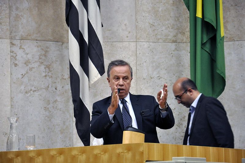 Vereador Camilo Cristófaro (PSB) durante sessão plenária