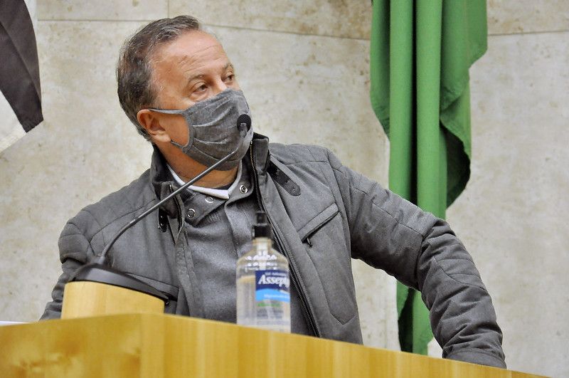 Vereador Camilo Cristófaro (PSB) durante sessão plenária