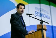 Política de paridade é preço artificial; defendo preço de mercado, diz Sachsida