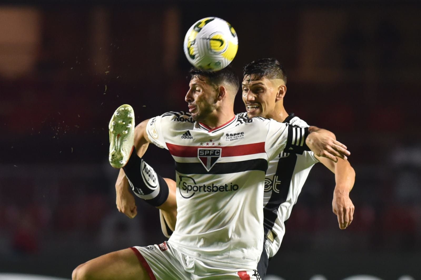 Autor de um dos gols, Calleri, do São Paulo, disputa bola com o zagueiro Velázquez, do Santos