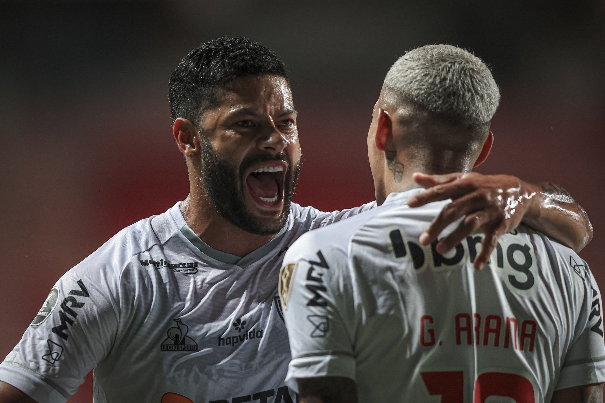 Autor do primeiro gol do Atlético-MG na vitória contra o América, Arana comemora com o atacante Hulk