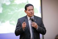 “Problema surgiu quando aceitamos manobra que anulou condenação de Lula”, diz Mourão