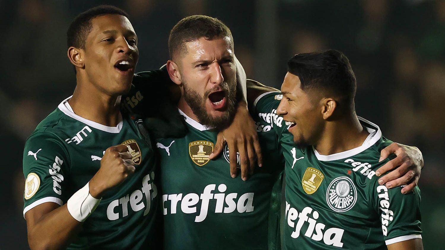 Zé Rafael (ao centro) comemora o primeiro gol do Palmeiras na vitória contra o Juventude