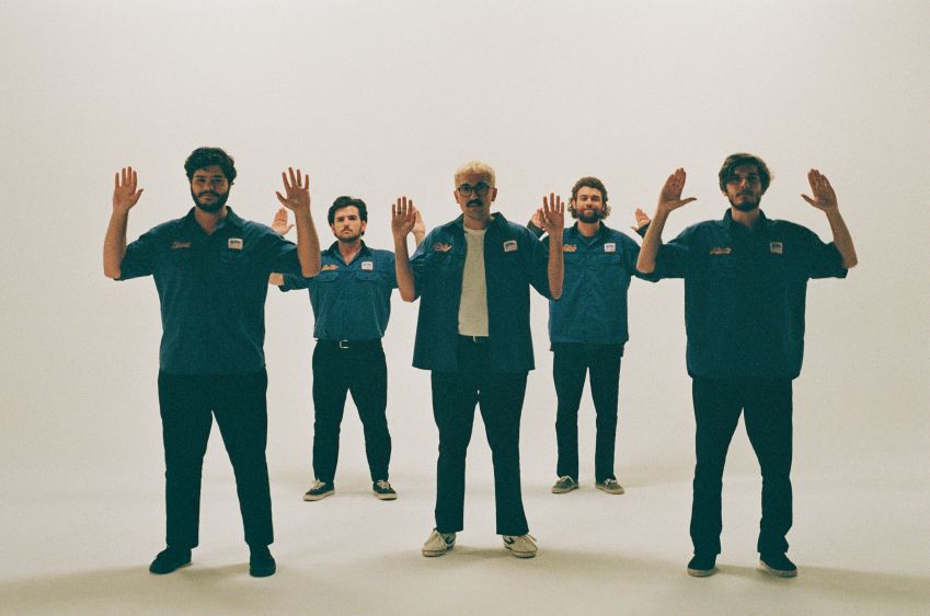 Banda curitibana Jovem Dionísio em ensaio fotográfico para o lançamento do álbum "Acorda, Pedrinho". / Sofia Romani / Reprodução