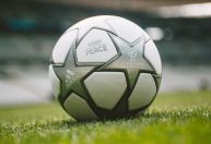Bola da final da Liga dos Campeões será leiloada para agência da ONU para refugiados