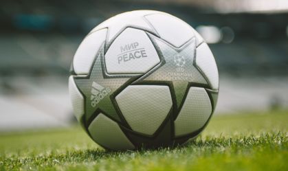 Bola da final da Liga dos Campeões será leiloada para agência da ONU para refugiados