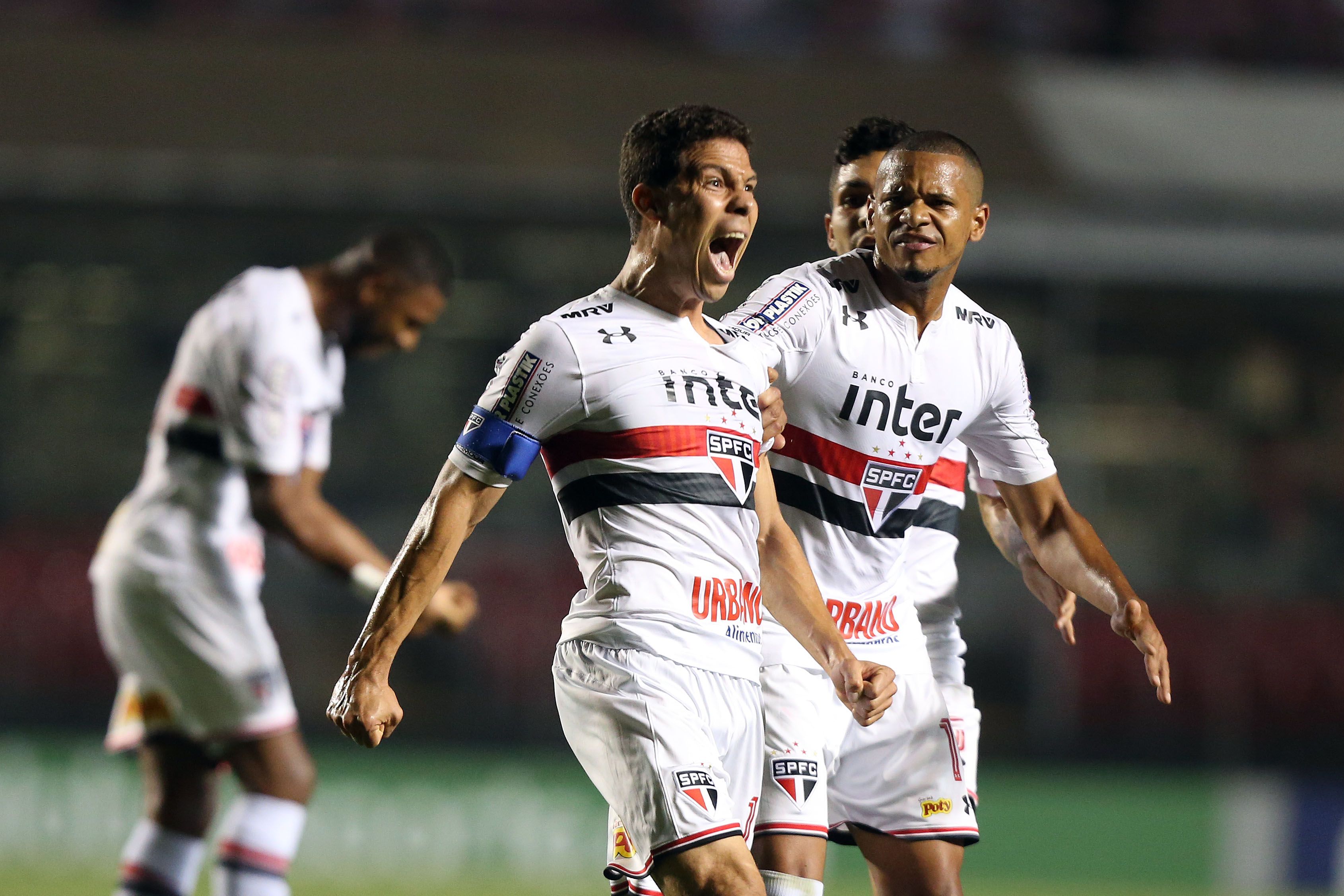 Aos 36 anos, Hernanes anuncia aposentadoria; na imagem, de 2017, meio-campista comemora gol marcado contra a Ponte Preta / Alex Silva/Estadão Conteúdo (arquivo)