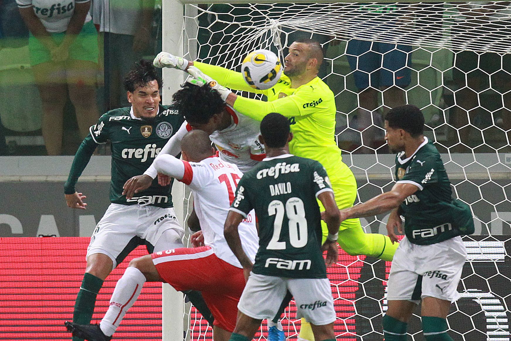 Jogadores de Palmeiras e Red Bull Bragantino se enfrentando no Allianz Parque / ALEX SILVA/ESTADÃO CONTEÚDO