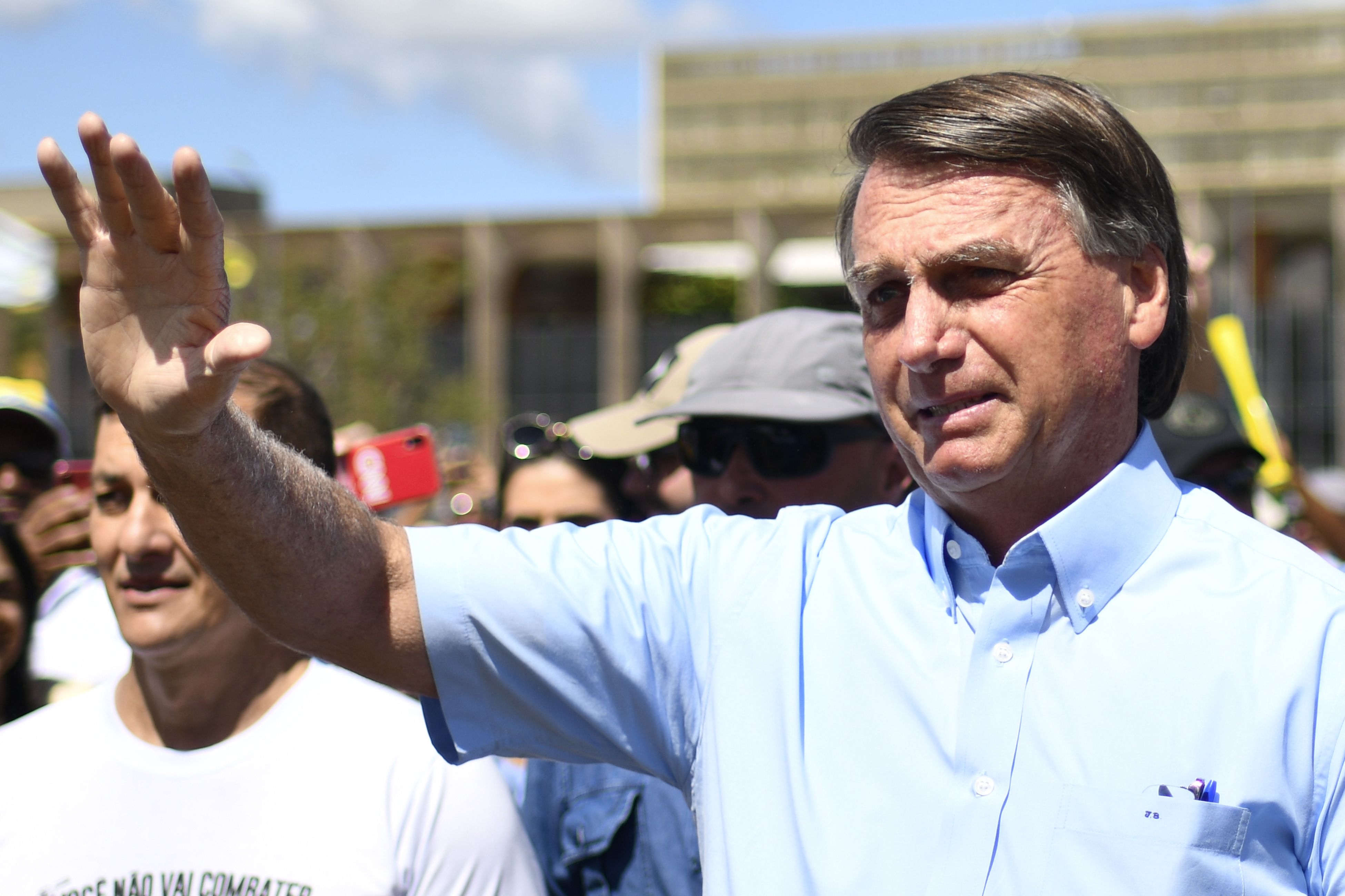 Presidente Jair Bolsonaro (PL) acena a apoiadores em Brasília